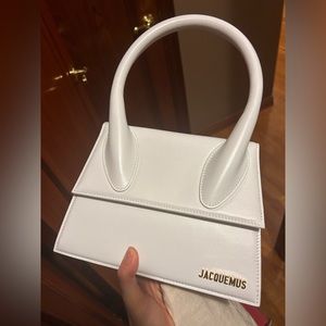 Le chiquito moyen bag worn once! Mint condition authentic with strap